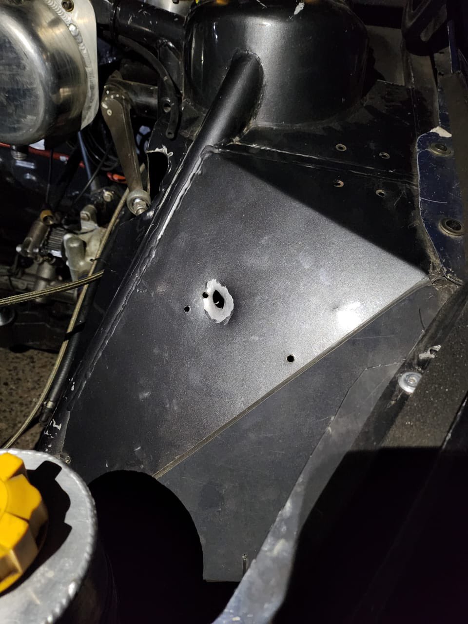 Imagenes de los impactos de bala en el auto de Pernía: WhatsApp Image 2023-11-25 at 12.19.24 (1).jpeg